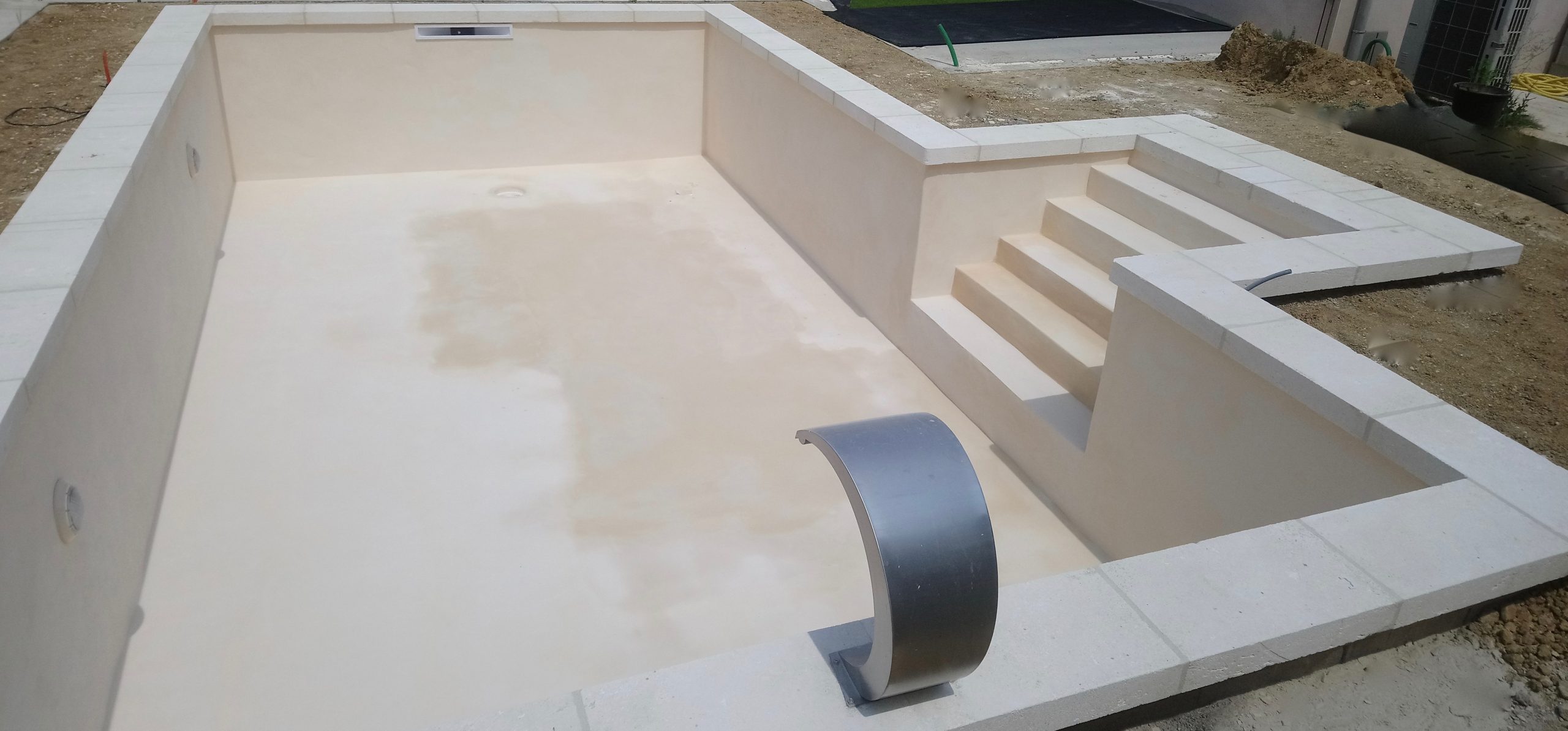 Piscine béton / fontaine jet d'eau